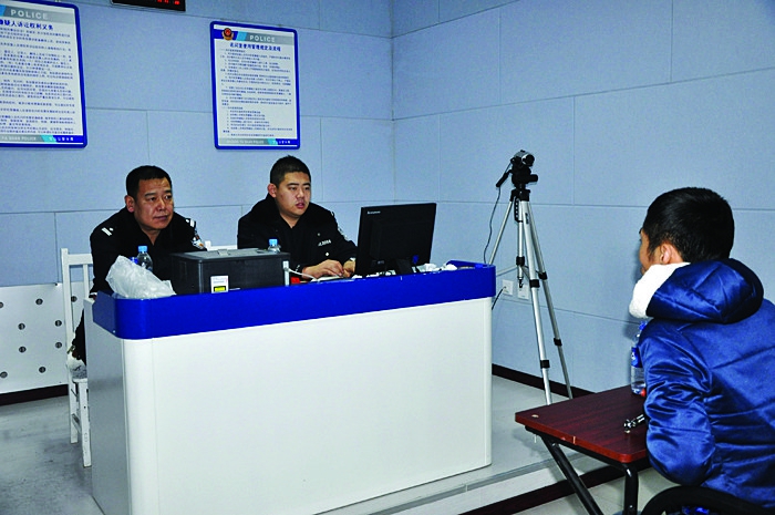 审讯图片.jpg 审讯图片.jpg